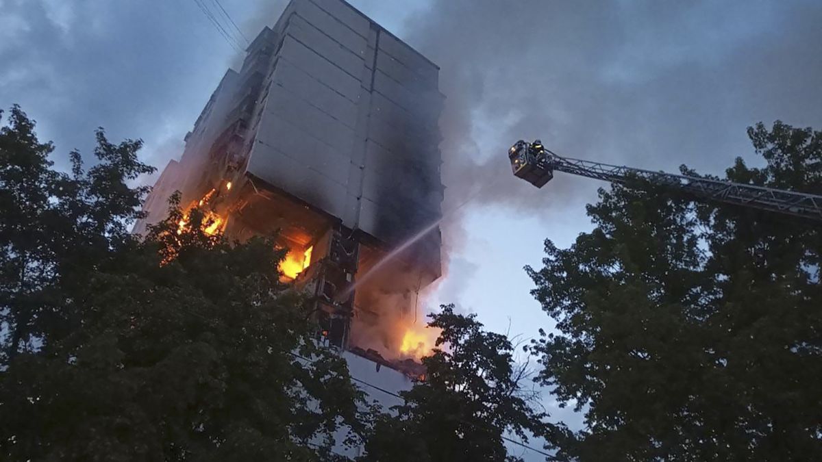 Exploze poničila výškovou budovu v Kyjevě